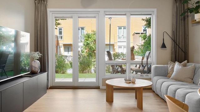 Store vindusflater og doble terrassedører som gir en unik "enebolig følelse" i et koselig nabolag.