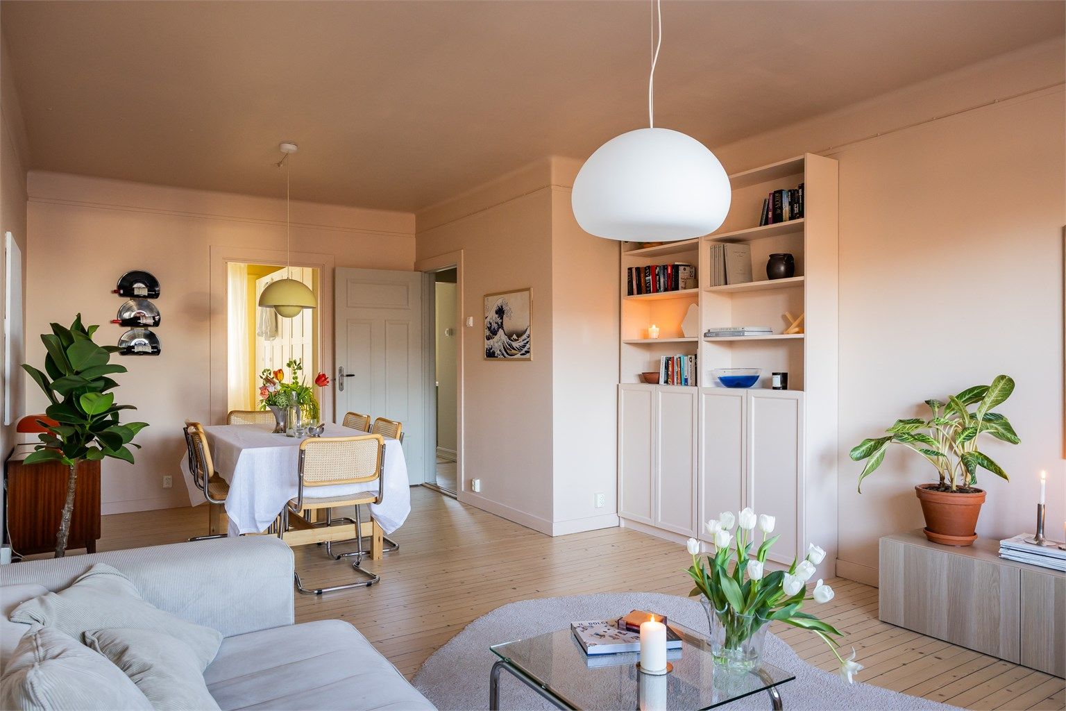 Stuen er romslig med god planløsning og kan enkelt innredes med en hyggelig sofagruppe med tilhørende sofabord.