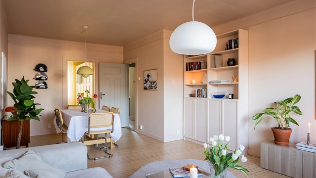 Stuen er romslig med god planløsning og kan enkelt innredes med en hyggelig sofagruppe med tilhørende sofabord.