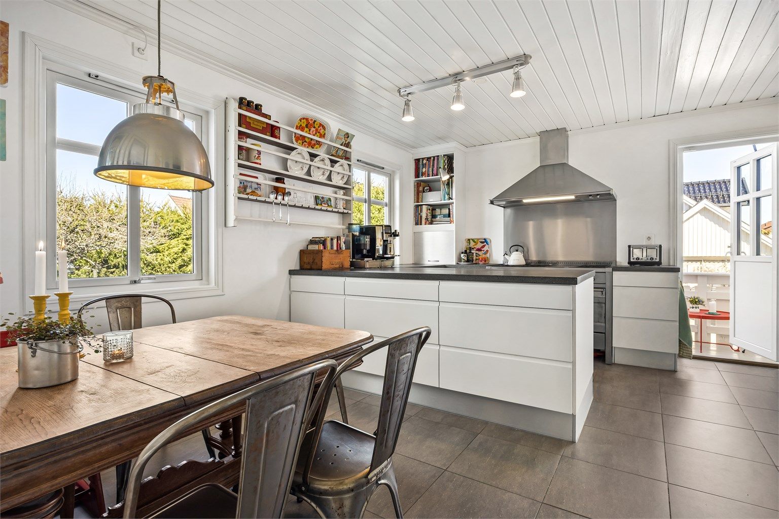 Kjøkkenet har en stilren JKE-innredning fra 2008, gulvvarme og utgang til en egen balkong.