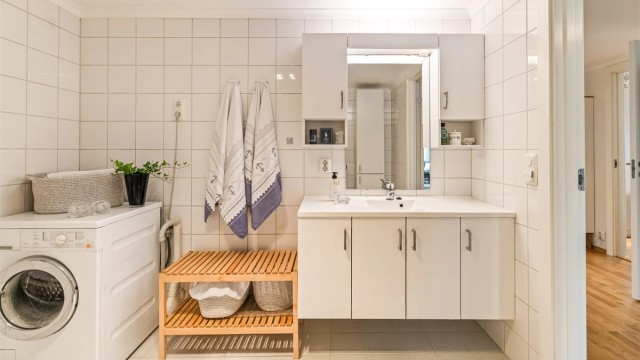 Pent, flislagt bad med opplegg til vaskemaskin.