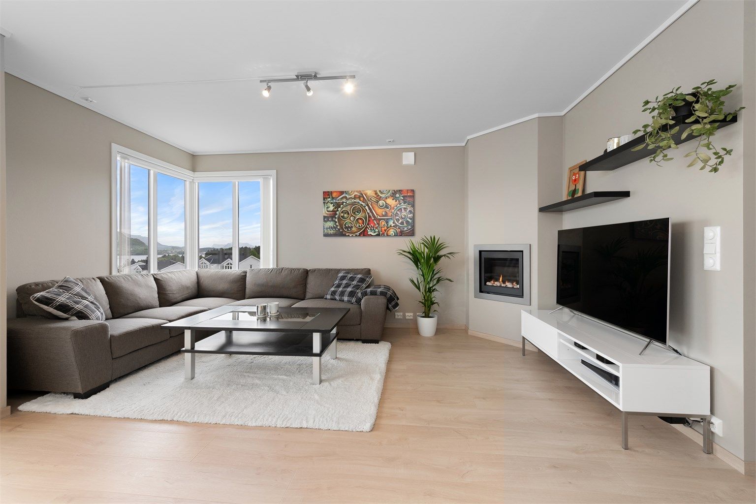 Sofakroken på stuen med gasspeis