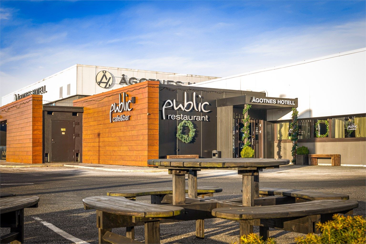 Ågotnes hotell er like i nærheten for de som skulle ta seg en helgetur for besøk.