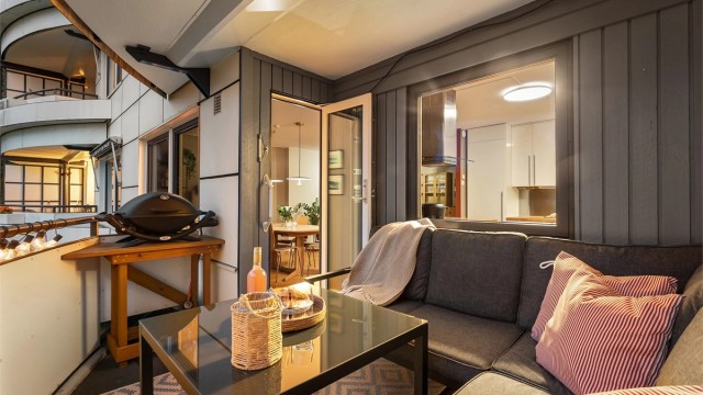 Balkongen har god plass til både sofagruppe og grillutstyr.