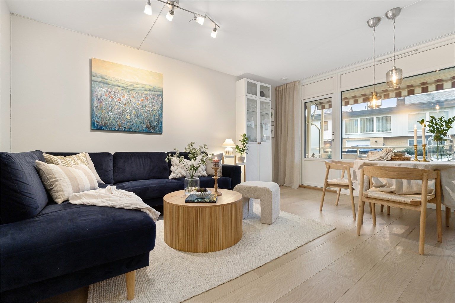 Dette er leiligheten for deg som ønsker kort vei til både byen og marka, i barnevennlige omgivelser det er lett å finne seg til rette i!