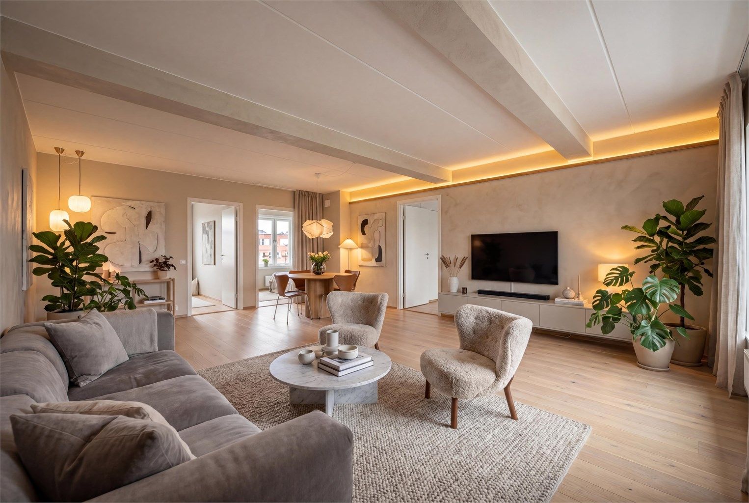 Stuen er romslig og gir god plass til både en stor sofagruppe og en egen spiseavdeling. (Digital styling - kun for inspirasjon)