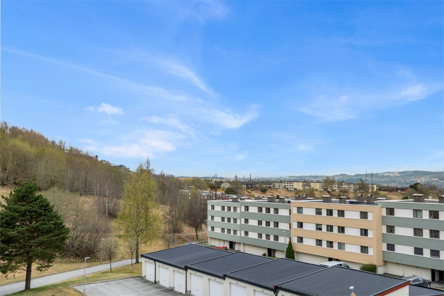 For studenter er beliggenheten svært gunstig med kort vei til NTNU Gløshaugen, samt gode kollektivforbindelser til øvrige studiesteder.