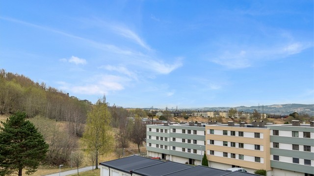 For studenter er beliggenheten svært gunstig med kort vei til NTNU Gløshaugen, samt gode kollektivforbindelser til øvrige studiesteder.