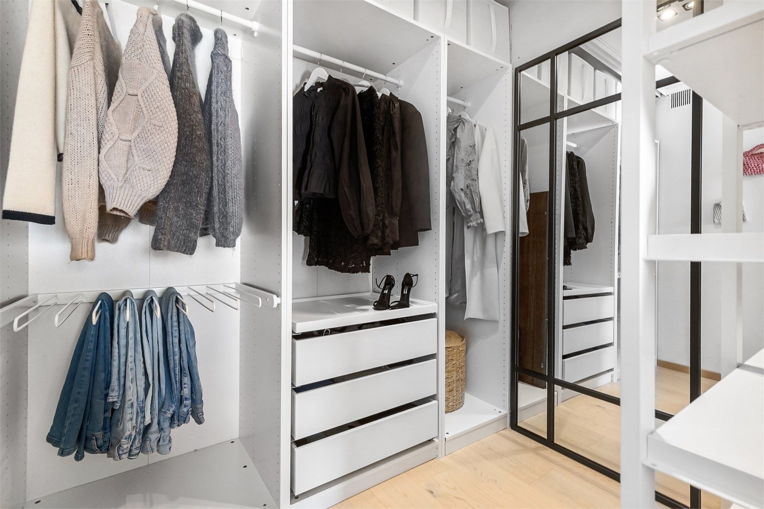 Dette rommet har mange bruksmuligheter etter eget behov. Rommet er opprinnelig bygd som en alkove og kan brukes som gjesterom, garderoberom eller kontor