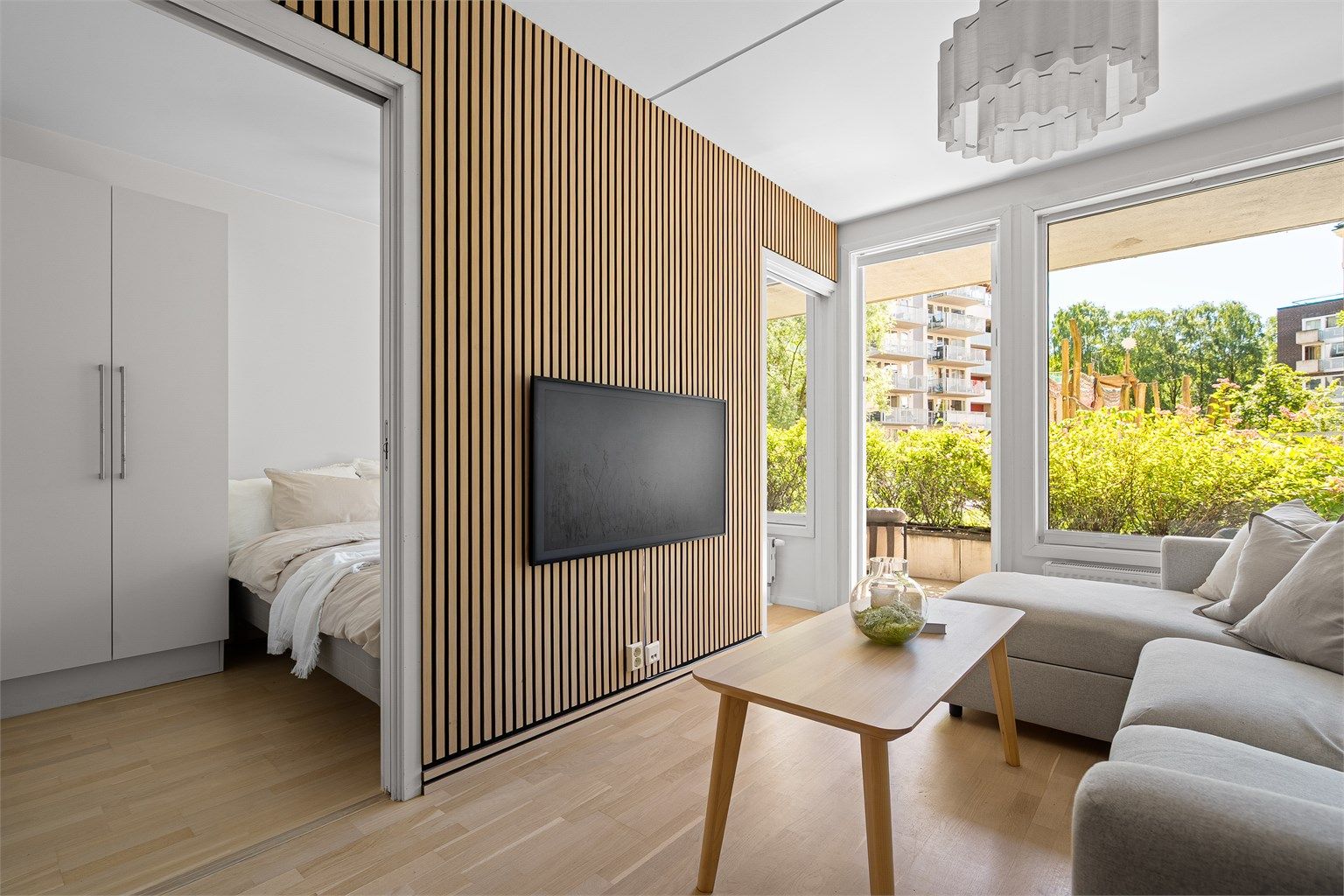 Mulighet for tv-oppheng med naturlig plassering ved sofagruppen.