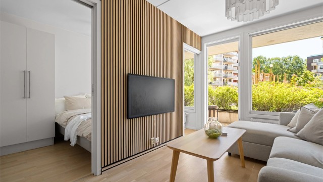 Mulighet for tv-oppheng med naturlig plassering ved sofagruppen.