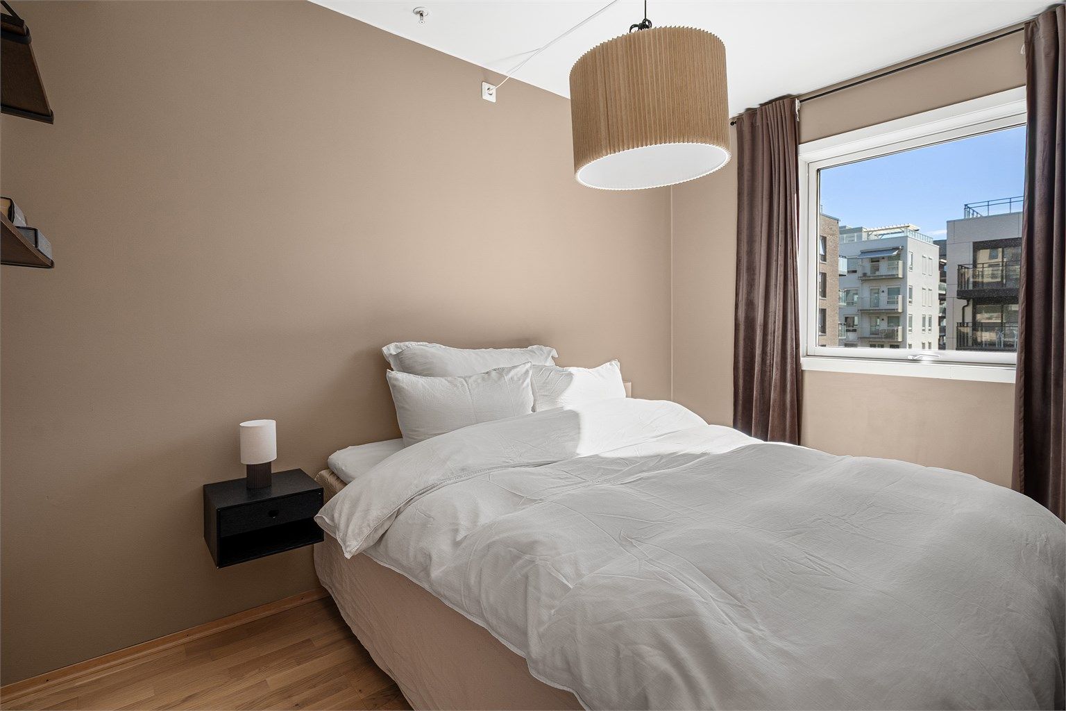 Soverom med plass til dobbelseng med tilhørende nattbord. Her er det stor vindusflate som tilfører rommet rikelig med lys. 