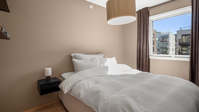Soverom med plass til dobbelseng med tilhørende nattbord. Her er det stor vindusflate som tilfører rommet rikelig med lys.