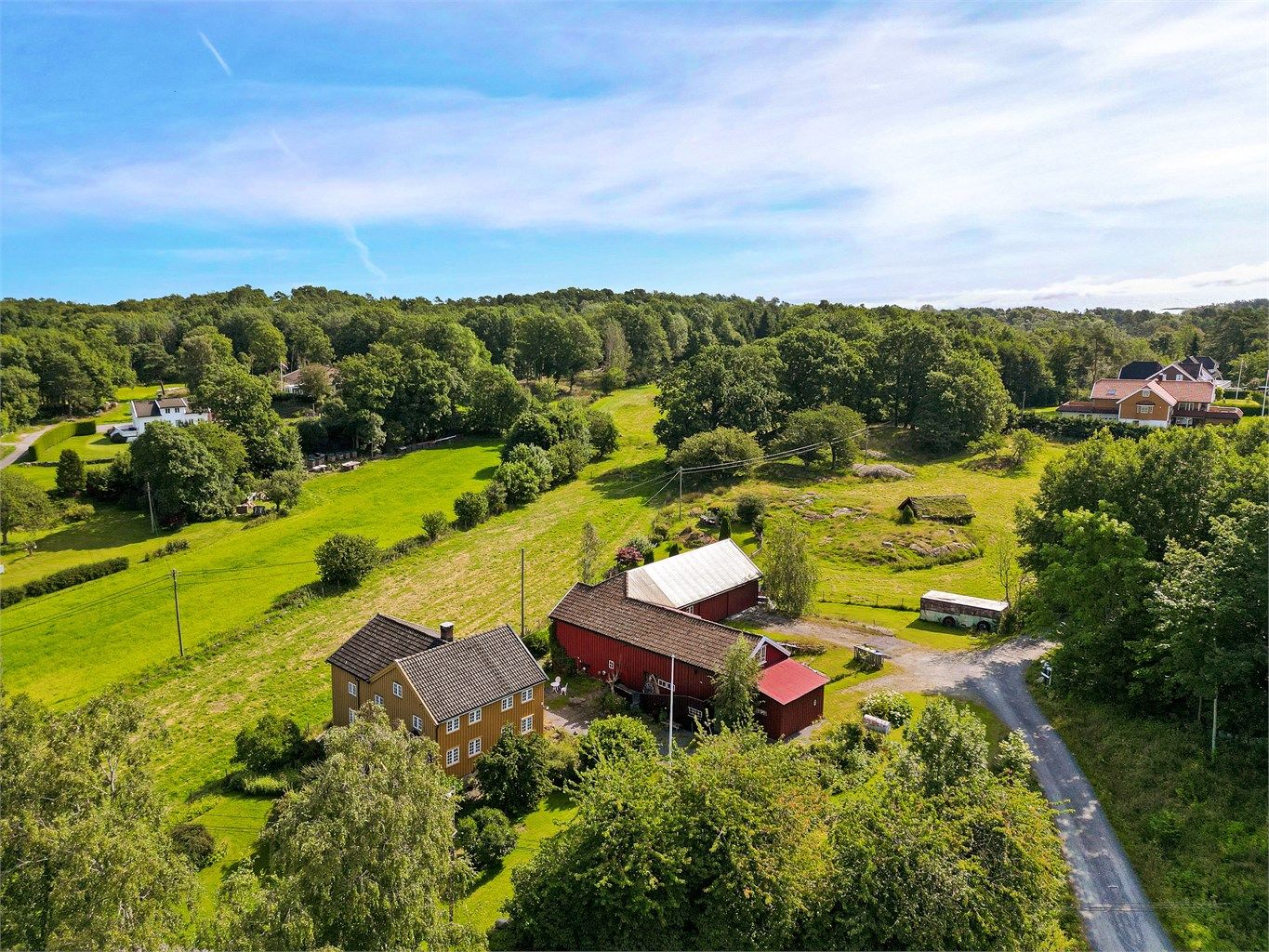 Fantastisk eiendom på hele 112 mål, sjarmerende tomt med usjenert og solrik beliggenhet 