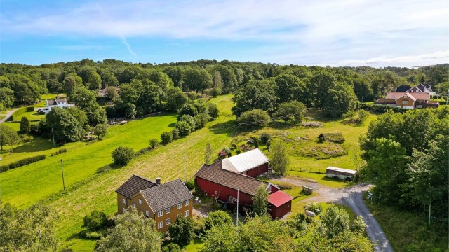 Fantastisk eiendom på hele 112 mål, sjarmerende tomt med usjenert og solrik beliggenhet