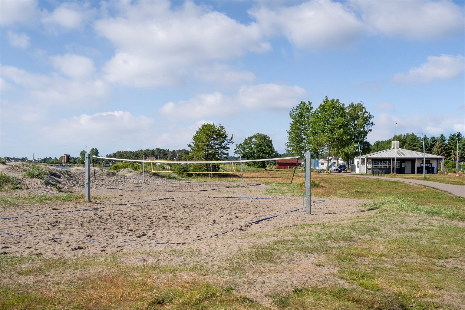 Badeflåte, volleyballnett, kiosk, kommunalt toalett- og dusjanlegg er bare noe av det stranden har å by på.