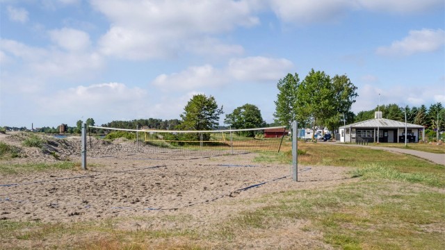 Badeflåte, volleyballnett, kiosk, kommunalt toalett- og dusjanlegg er bare noe av det stranden har å by på.