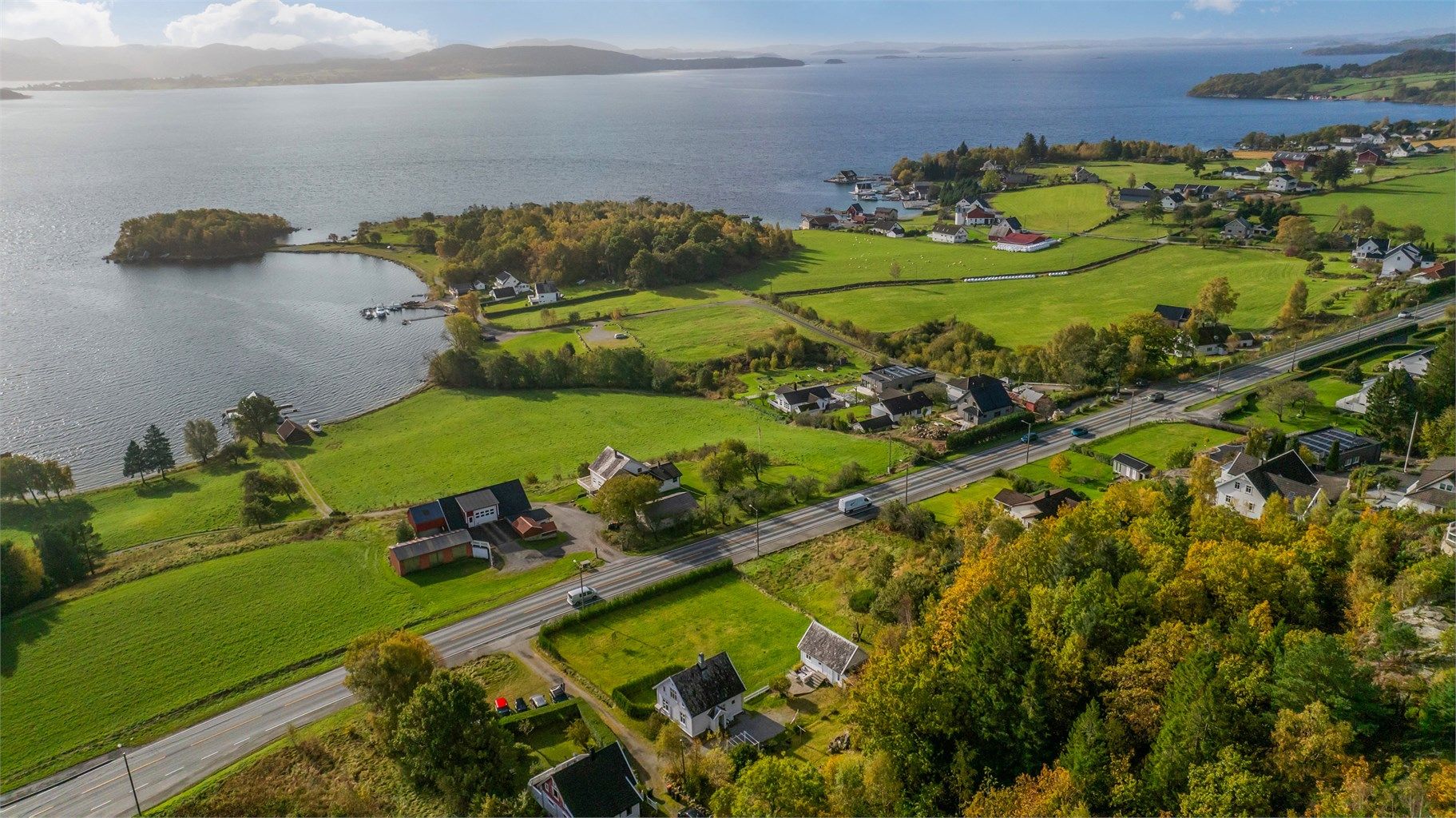 Eiendommen ligger landlig til på en tomt på over 5,6 mål med utsikt mot fjord og fjell.
Foto: John Erling Mossige