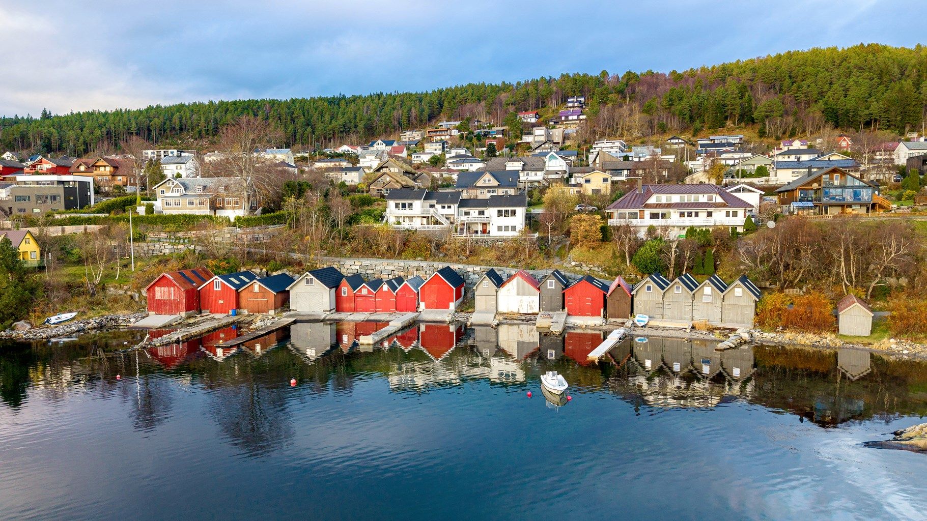 Naustet er beliggende like øst for småbåthavna i Holmeskjærsvika i Hatlane