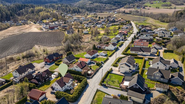 Beliggenheten er attraktiv i et populært nabolag med kort vei til skoler, togstasjon og servicetilbud.
Fotograf: Stine Prøitz Jørgensen