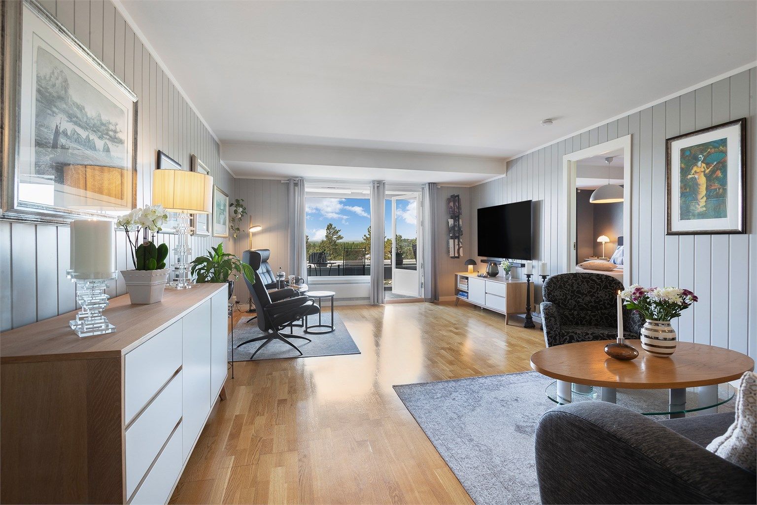 Leiligheten har en usjenert og attraktiv plassering innerst på feltet. Flott utsikt og sol fra morgen til kveld!