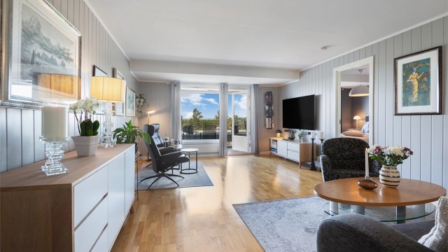 Leiligheten har en usjenert og attraktiv plassering innerst på feltet. Flott utsikt og sol fra morgen til kveld!