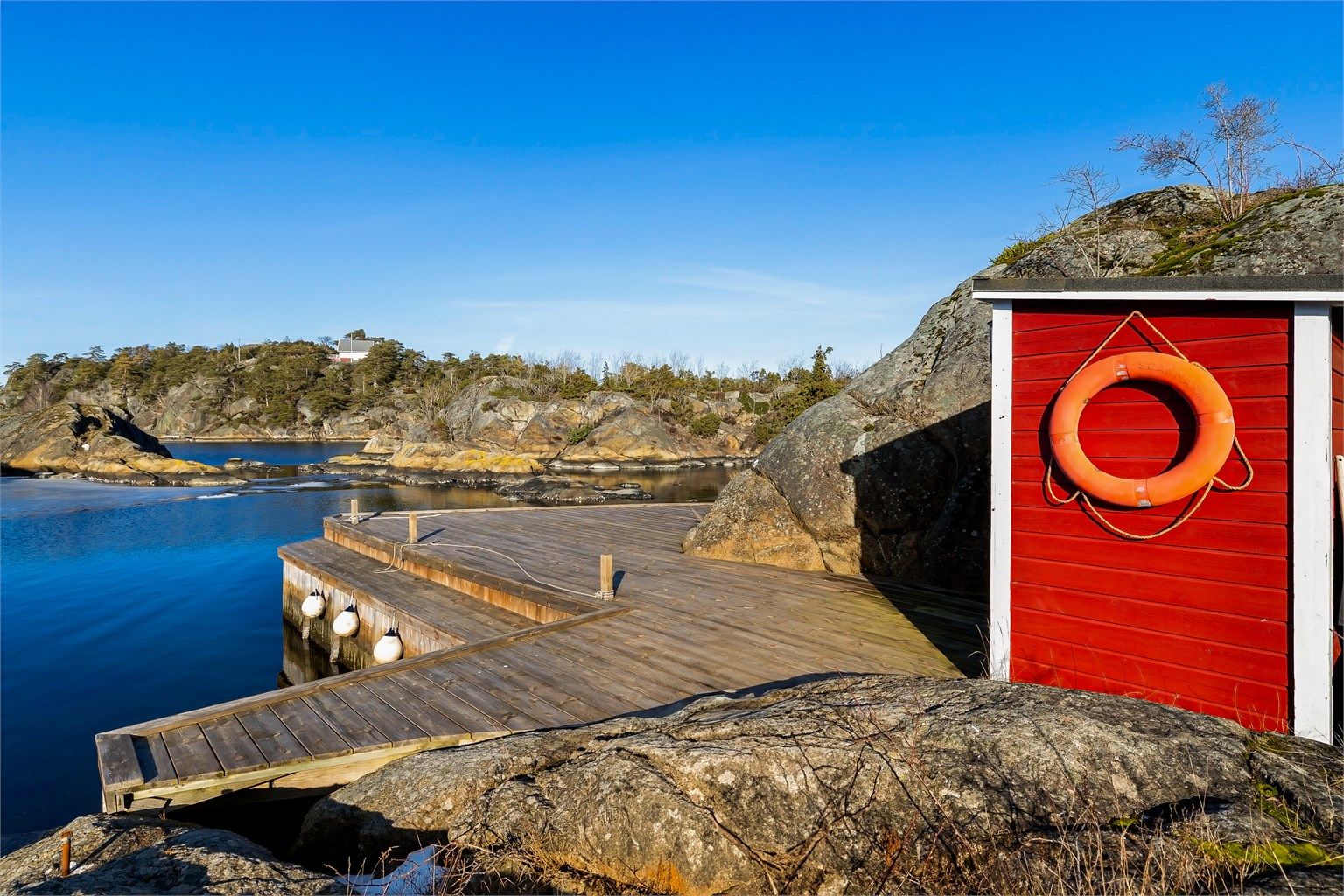 Den lille sjøbua nede ved brygga er praktisk til lagring av båt- og fiskeutstyr.