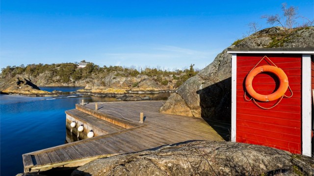 Den lille sjøbua nede ved brygga er praktisk til lagring av båt- og fiskeutstyr.