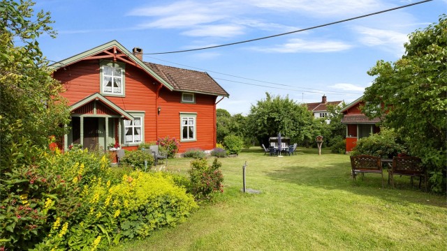 Eiendommen består av en fritidsbolig, anneks, hytte og uthus, omkranset av en stor hage.