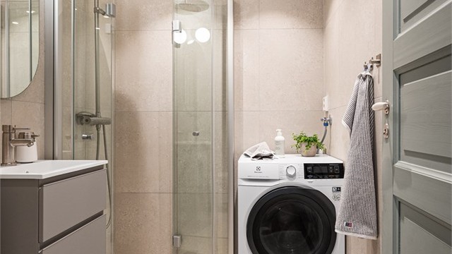 Det er praktisk opplegg for vaskemaskin på badet.