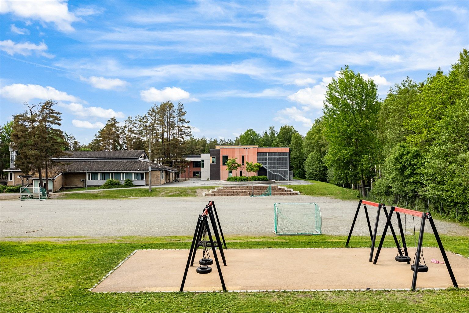 Kort og trygg gangavstand Tårnåsen barneskole – skolen ligger inntil marka