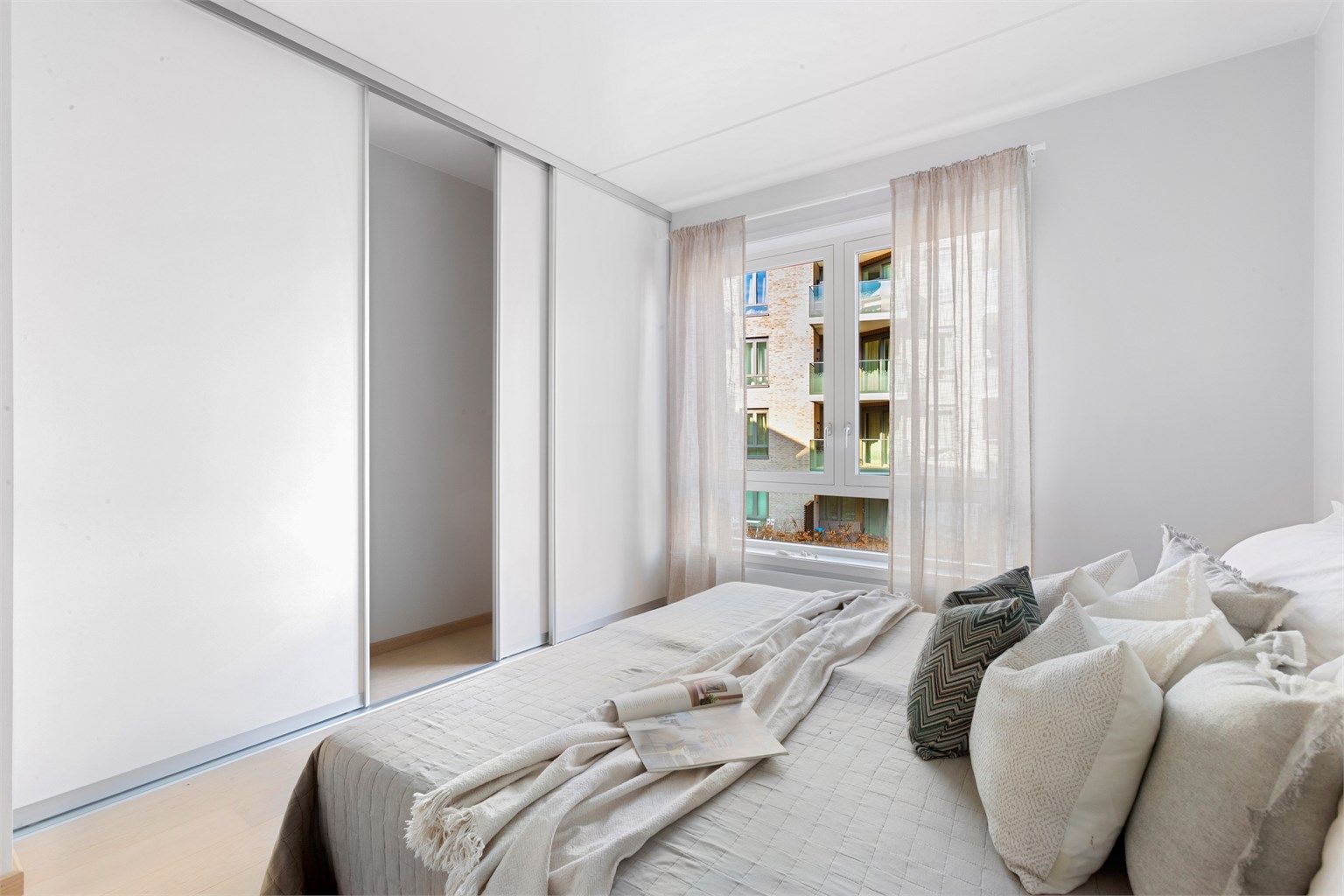 Rommet er utstyrt med en romslig skyvedørsgarderobe for effektiv oppbevaring.