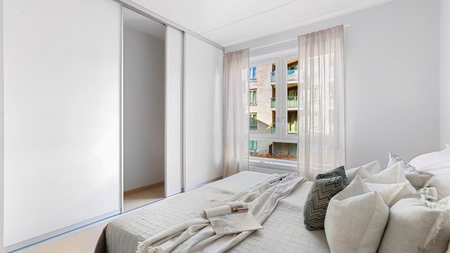 Rommet er utstyrt med en romslig skyvedørsgarderobe for effektiv oppbevaring.