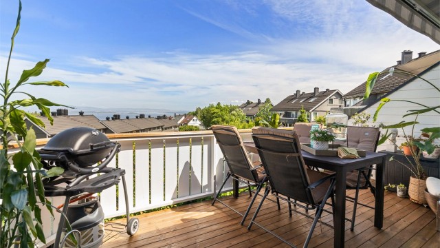 Balkong med plass til både grill og utemøbler