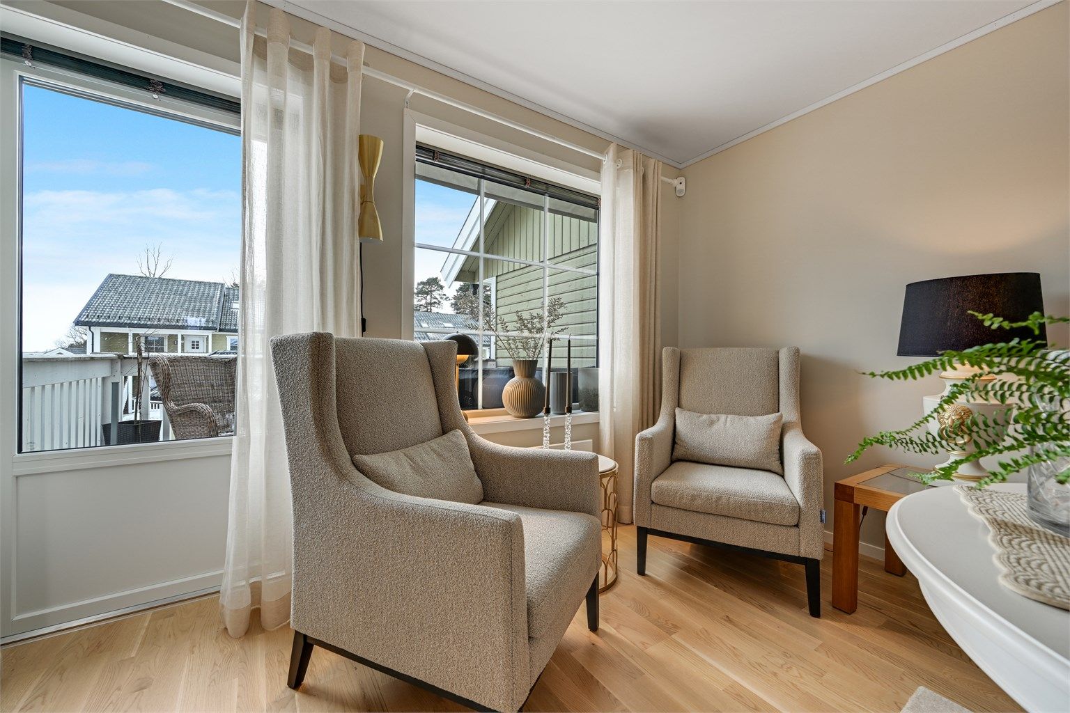 Fra stuen er det utgang til en vestvendt balkong på ca. 9 kvm