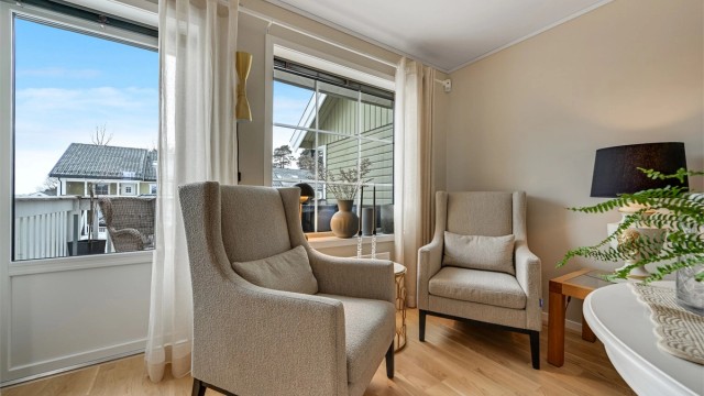 Fra stuen er det utgang til en vestvendt balkong på ca. 9 kvm