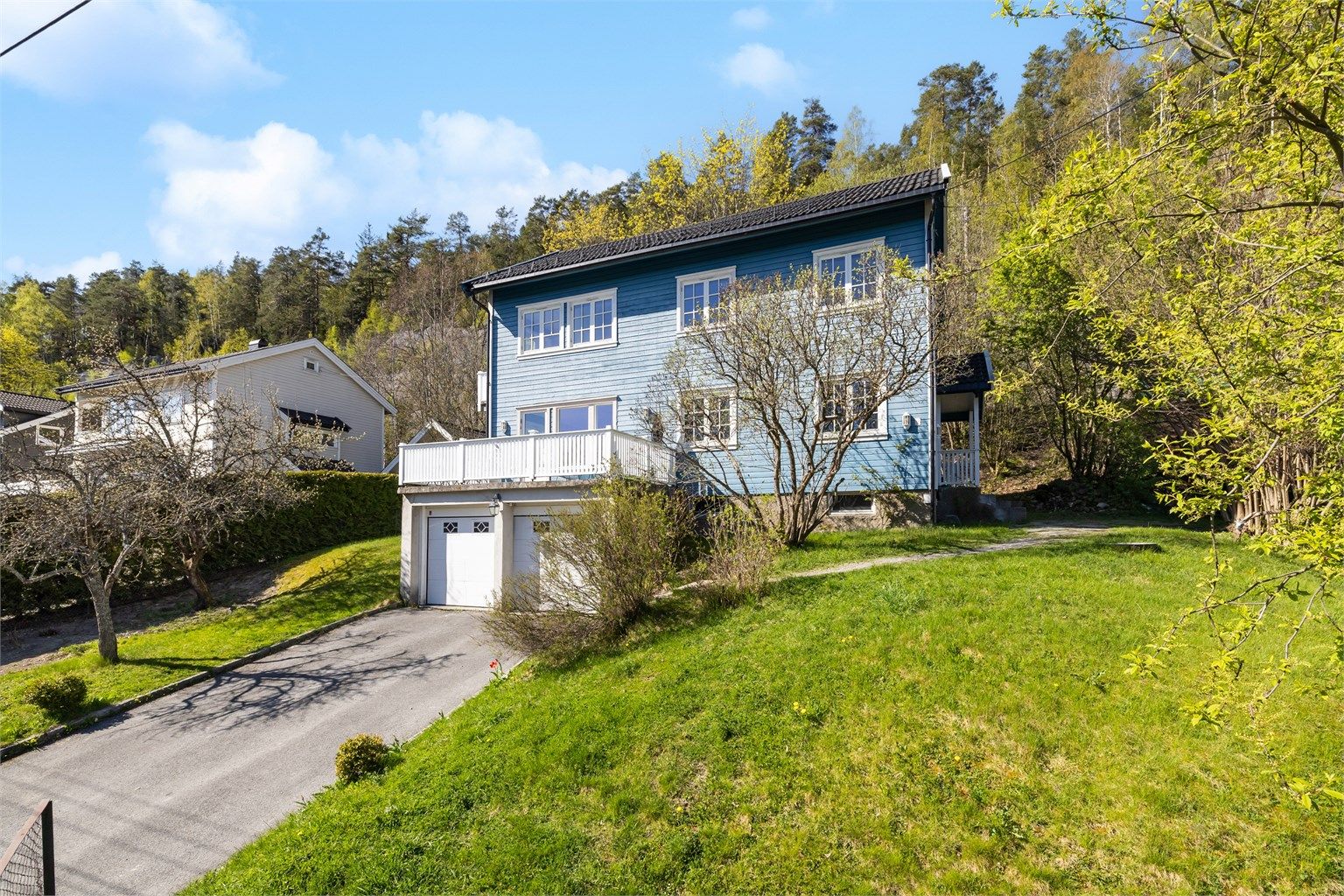 En innholdsrik tomannsbolig med to separate boenheter på en stor, opparbeidet eiertomt på ca. 799 m².