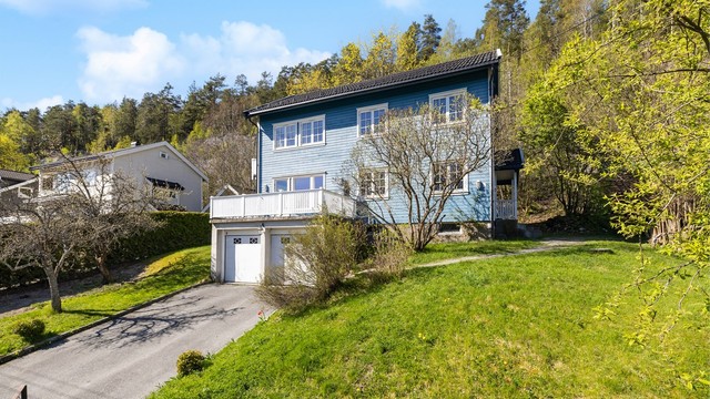 En innholdsrik tomannsbolig med to separate boenheter på en stor, opparbeidet eiertomt på ca. 799 m².