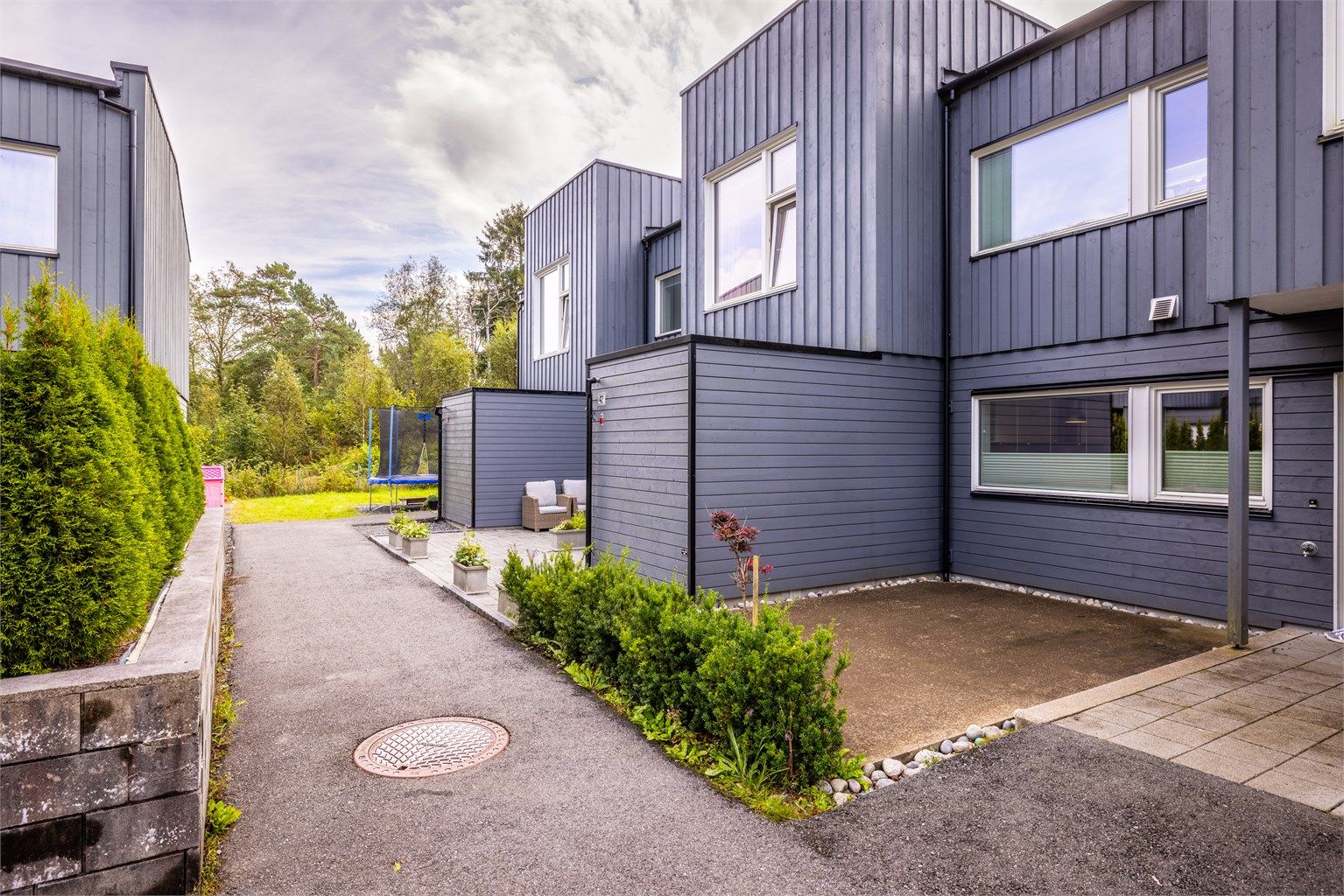 - Trygge omgivelser med bilfri gate og bilfritt gatetun. Fint opparbeidet med hekk, støpt dekke og belegningsstein. -