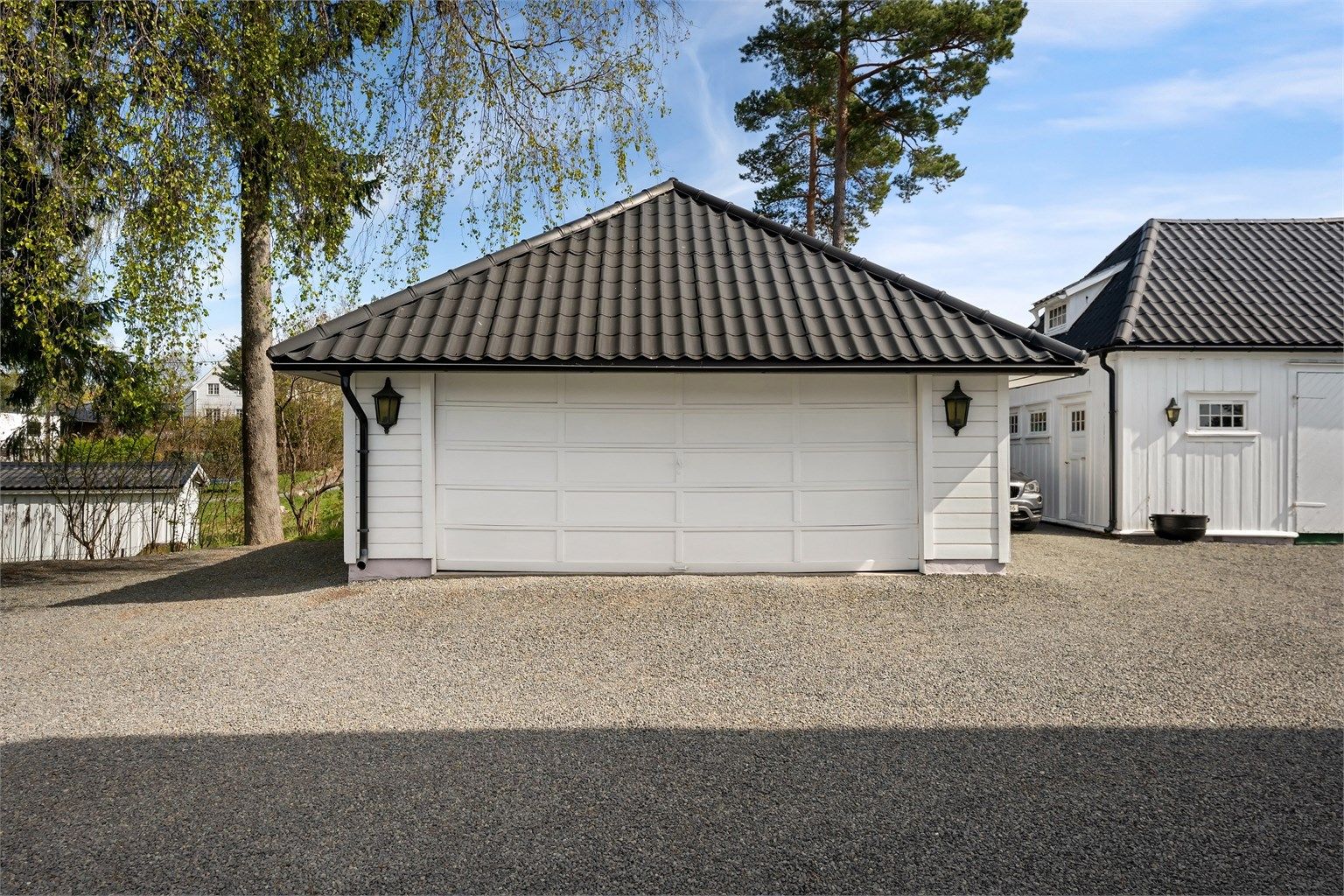 Parkering i dobbelgarasje og på gårdsplassen