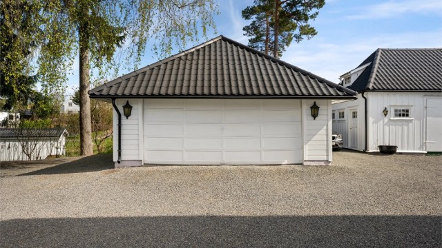 Parkering i dobbelgarasje og på gårdsplassen