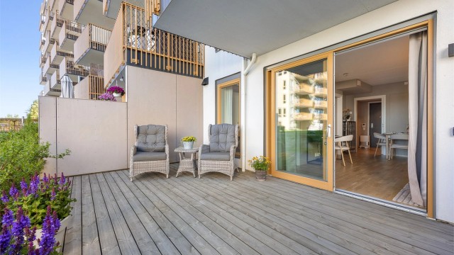 Markterrassen er bygget i trekonstruksjon med terrassebord på bjelkelag.