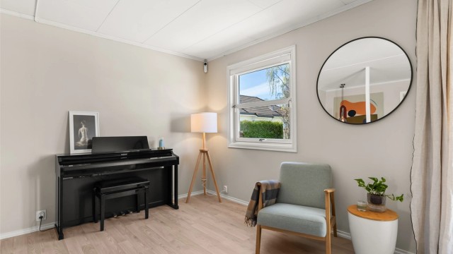 Stuen har flere soner, med plass til for eksempel en lesekrok eller et piano.