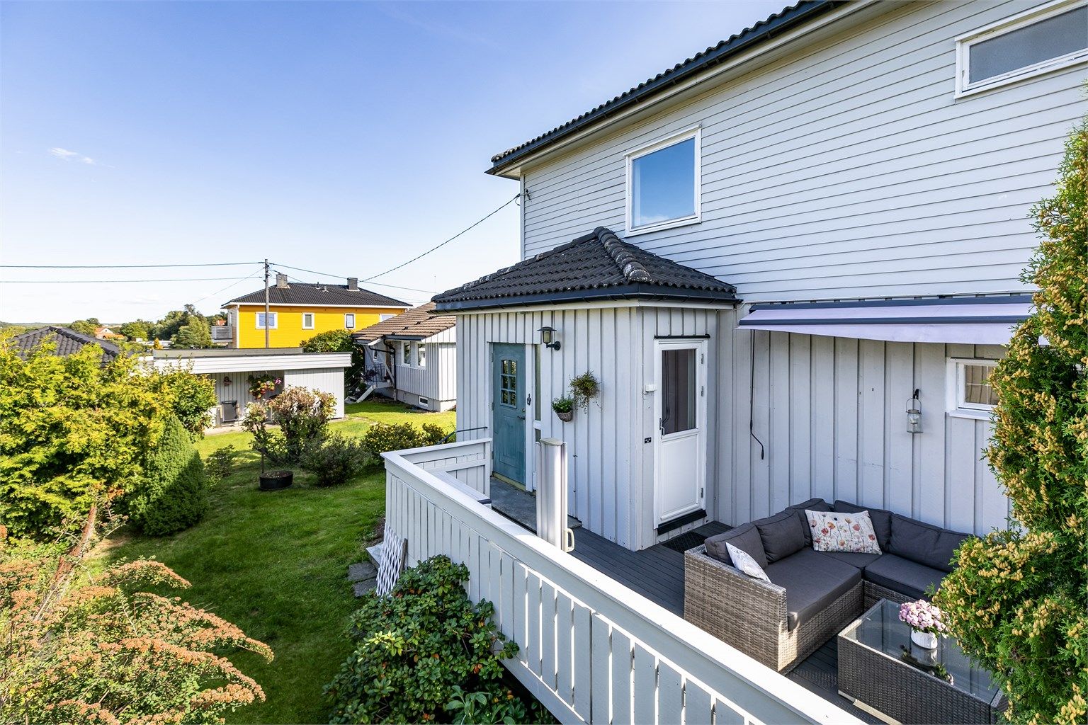 Terrassen på baksiden er orientert i nord-vestlig retning og har sommerstid sol fra ettermiddag til kveld.