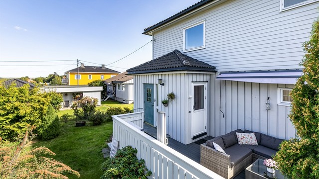 Terrassen på baksiden er orientert i nord-vestlig retning og har sommerstid sol fra ettermiddag til kveld.