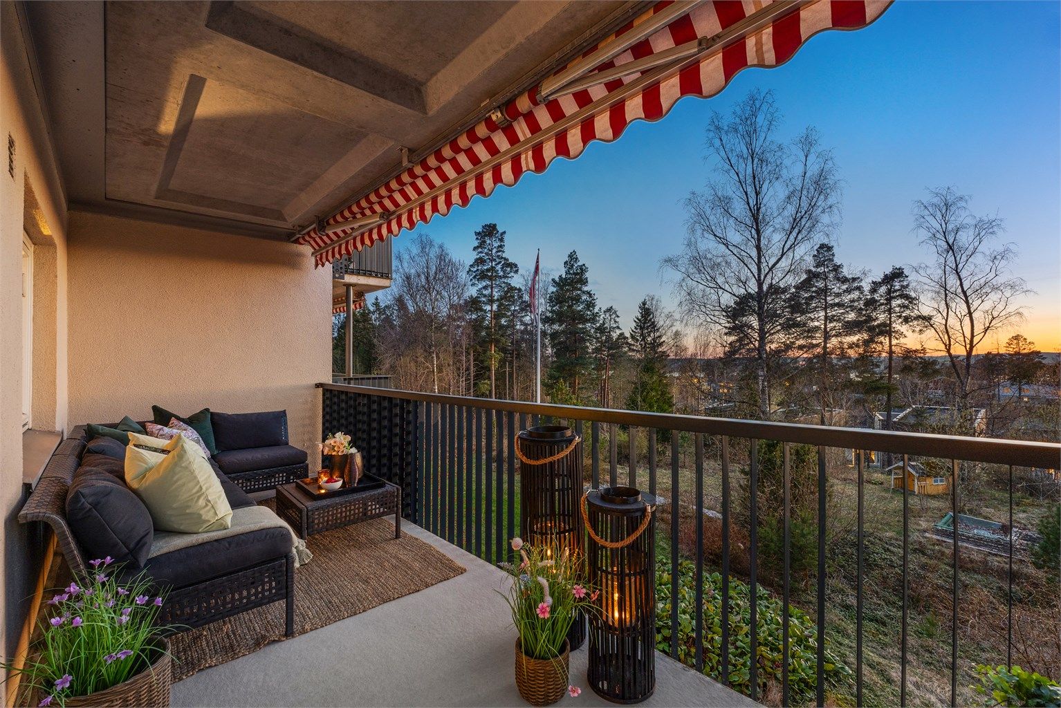 Velkommen til Midtåsen 49A - Solrik og romslig 3-roms endeleilighet | Stor vestvendt balkong med utsyn | Bergvarme med fyring og varmtvann inkl.