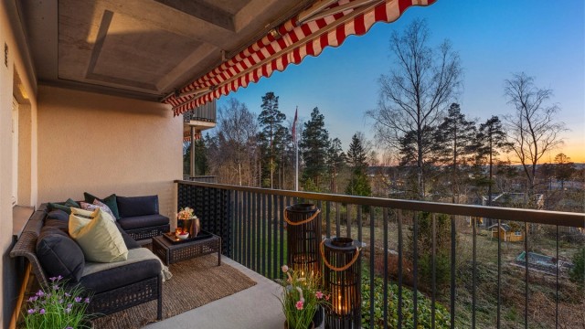 Velkommen til Midtåsen 49A - Solrik og romslig 3-roms endeleilighet | Stor vestvendt balkong med utsyn | Bergvarme med fyring og varmtvann inkl.