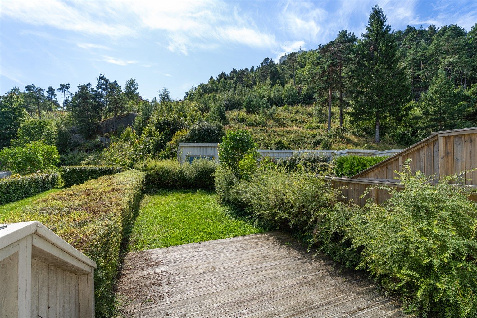 Terrasse og hage med kveldssol til ca. kl. 21 om sommeren