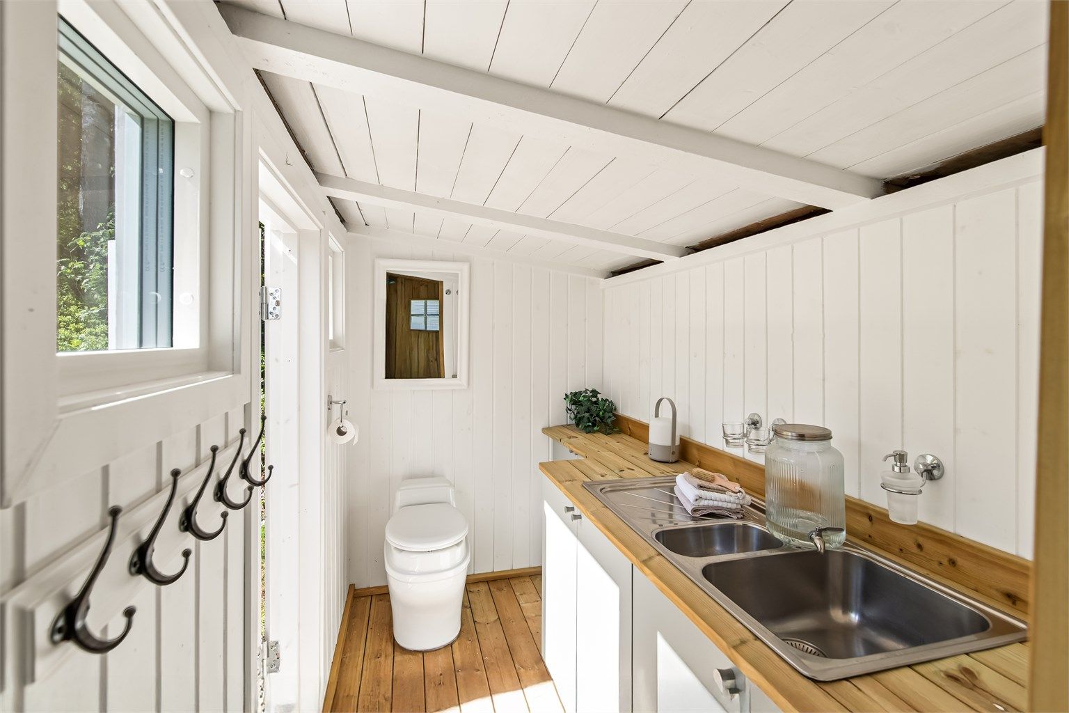 Toalett i form av biotoalett (separasjonstoalett) finnes i eget bygg/uthus på tomten. Her er det også tilrettelagt med dusj - og vaskemulighet. 