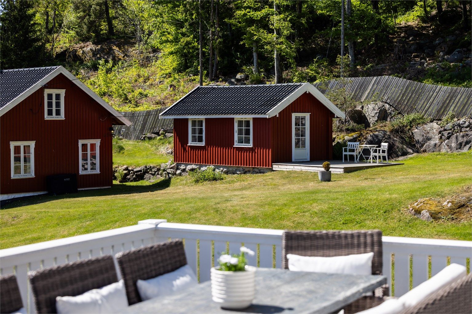 Annekset har en egen terrasse og ligger usjenert til på tomten.